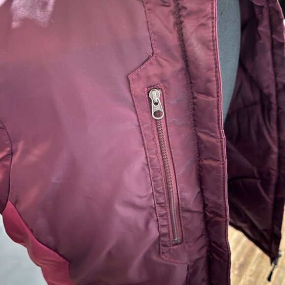 Women's North Face 550 Burgundy Puffer Vest, Size S - Picture 9 of 10